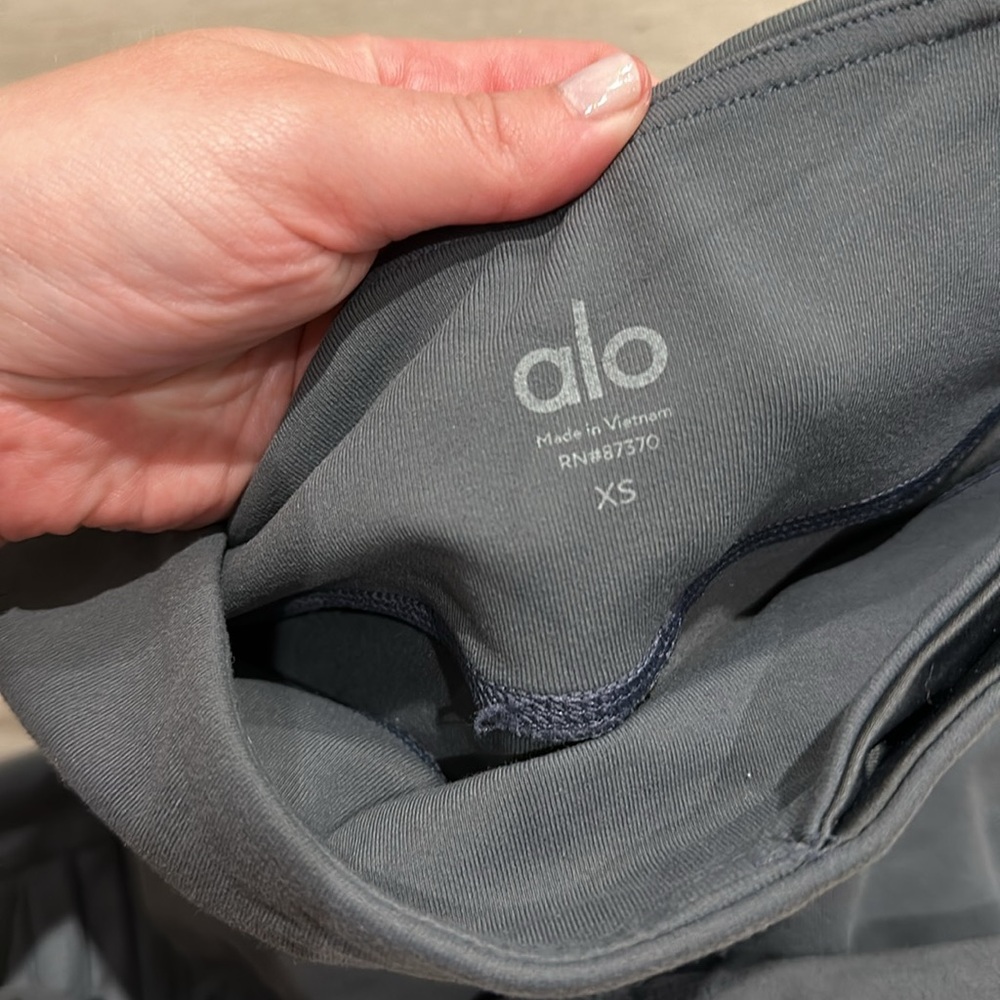Alo Moto Leggings in Anthracite - Picture 4 of 6